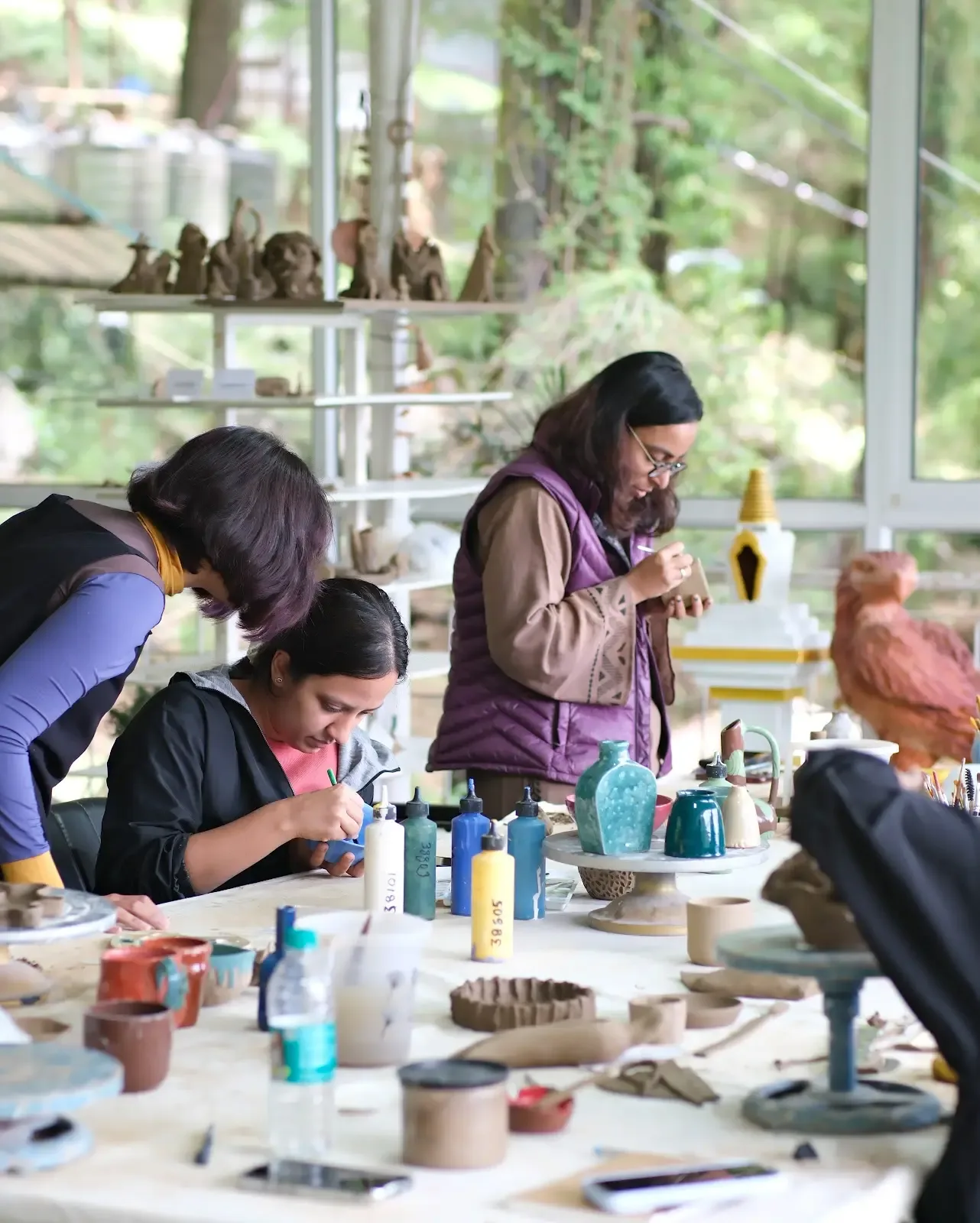 Group pottery session during a beginner-friendly Himachal pottery retreat.
